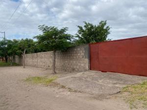 Vende-se e Arrenda-se está propriedade com uma área de 94/50m no bairro de Marracuene