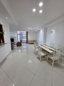 Arrenda-se e Vende-se apartamento, tipo3 no bairro da costa do sol Av. Marginal condomínio Maputo B