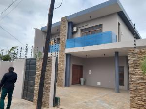 Arrenda-se Moradia T4 3wcs, quartos suíte em Mapulene