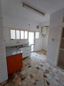Vende-se Espaçoso Apartamento T4 3wcs, 5⁰ andar com elevador novo e estacionamento no bairro cent