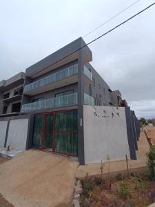 Arrenda-se Apartamento T2 en suites num condomínio de 3 apartamentos em mapulene, estrada pavimenta