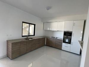 Vende-se Apartamento t3 quarto suíte,  cozinha equipada, estacionamento em mapulene