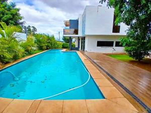 Arrenda-se Casa Tipo 5 no Tchumene