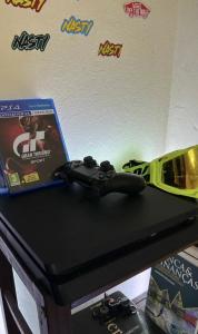 Ps4 Slim 500GB 1 Joy e 2 Jogos