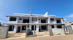 Vende-se Moradia/Geminada Tipo 4 inacabada_Proxima ao Condomínio Golf