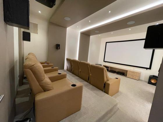 Vende-se Moderna Moradia T4 no Bairro Costa do Sol/Mapulene