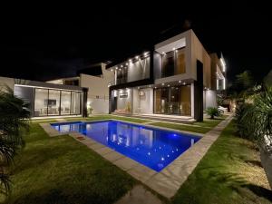 Vende-se Moderna Moradia T4 no Bairro Costa do Sol/Mapulene