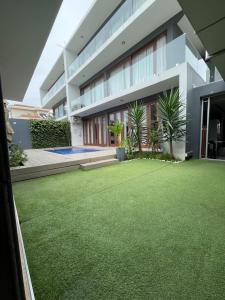 Vende-se Moderna Moradia T4 Mobilada no Bairro Triunfo