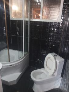 ARRENDA-SE Apartamento T-3, 
1 SUITE, 
1⁰ ANDAR,
TODOS QUARTOS COM GUARDA ROUPAS
2 SALAS, A 55.000