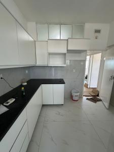 Arrendo flat tipo2,  2wc's, cozinha americana,  climatizado,  polana  no 7º andar  elevador 24h con