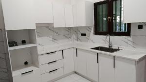 Arrenda-se apartamento  T-3 de Luxo3º andar último 1 WCs moderna próximo do Hotel Moçambicano
