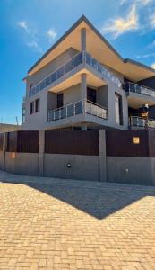 Vende-se Moradia/Geminada T4 no Bairro Triunfo Novo
