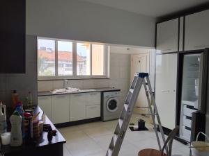 Arrenda-se Apartamento T2 totalmente mobilada no bairro da coop, condomínio fechado-Oasis.