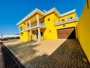 Casa T6 na Matola N4 com 3 edifícios