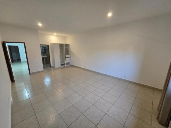 Vende-se Moradia Tipo 3 no Condomínio Liberdade