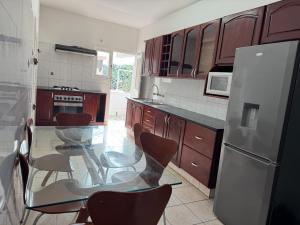 Super Flat T3 completamente mobilada na av. Armando Tivane/ rua da Argélia no bairro da Polana
