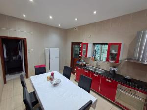 ARRENDA-SE APARTAMENTO T1 COMPLETAMENTE MOBILADO, 1° ANDAR ÚLTIMO, BAIRRO CENTRAL PRÓXIMO AO HOTE