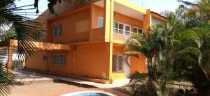VENDE-SE MORADIA T5 NO BAIRRO DA SOMMERSCHIELD PRÓXIMO À CLÍNICA DA SOMMERSCHIELD.