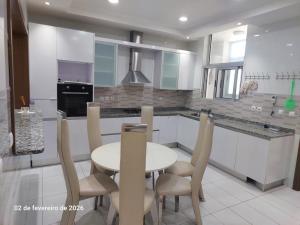 Arrenda-se Apartamento T3 Mobilado na Av. Marginal_Condomínio Maputo Beach Front