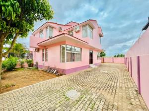 Vende-se Espaçosa Moradia Geminada T4 no bairro do Triunfo