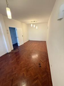 Vende-se Espaçoso Apartamento Tipo 2 no Bairro Central_Proximo ao Ministério do Interior