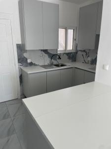 Vende-se Apartamento T3 quarto suite, moderna no condomínio casa jovem,  costa do sol