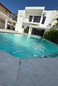 Arrenda-se Espaçosa Moradia T3 suítes, moderna, com piscina no bairro do Triunfo