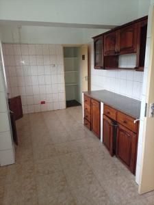 Arrenda-se Apartamento T3 2wcs,  estacionamento,  3⁰ andar no bairro da polana, av Tomás ndunda.