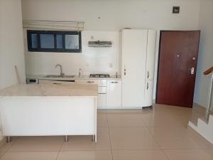 Vende-se Apartamento Dúplex T3, quarto suìte com estacionamento e elevador,  piscina comum no cond