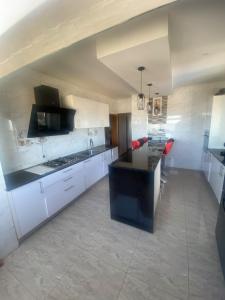 Vende-se Apartamento T3 2wcs, moderna com vista ao mar no bairro da polana, av 24 de julho1