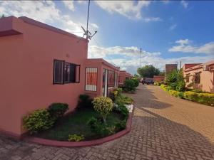 Arrenda-se Vivenda T2 dentro de Condomínio no Bairro Costa do Sol/Pescadores
