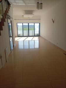 Vende-se Apartamento T3 Duplex no Condomínio Joss Village_Bairro Triunfo