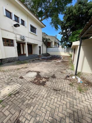 Moradia com 13 salas, piscina e anexo - SOMMERSCHIELD