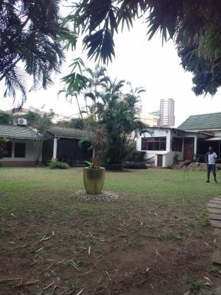 Vende-se moradia num terreno com 1.280 de area - POLANA
