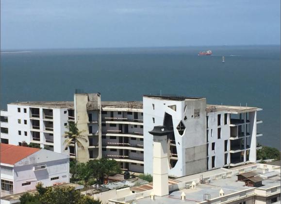 Propriedade inacabada projectada para 44 apartamentos