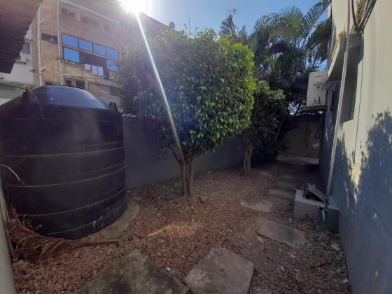 Vende-se moradia T6 triplex com anexos - AV. ZIMBABUE