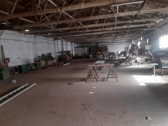 Vende-se armazem com 1.155m² de area e escritorios - AV. ANGOLA