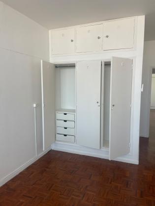 Vende-se flat T3 (1 suite) com vista ao mar elevador