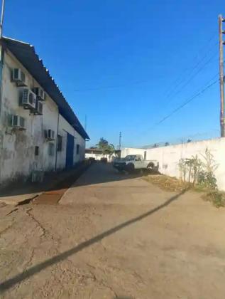 Arrenda-se armazem com escritorio e 6 anexos em 1.150m² - EN1
