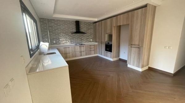 Vende-se moradia geminada T6 (3suites) com piscina e anexo