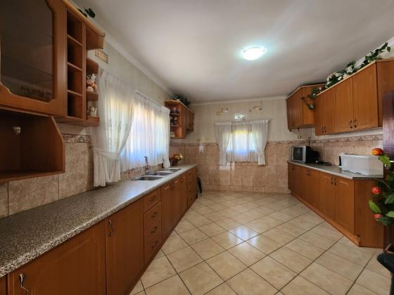 Vende-se moradia T3 climatizada com anexo - MAHOTAS