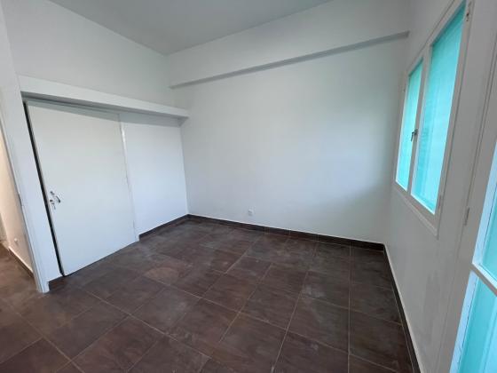 Arrenda-se flat T2 no 2⁰ andar - POLANA