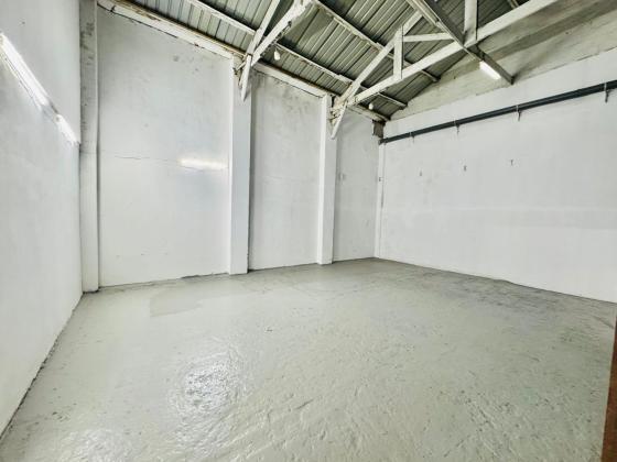 Arrenda-se armazem com 480m² de area - BAIXA