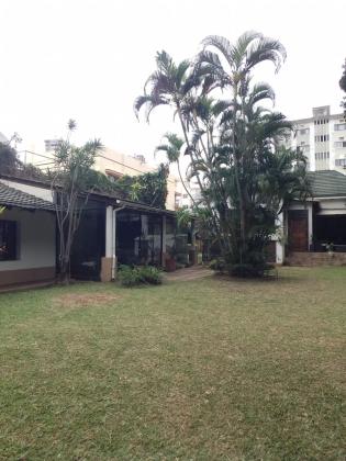 Vende-se moradia num terreno com 1.280 de area - POLANA