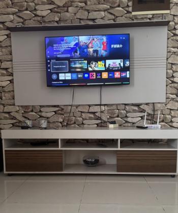 A venda mesa de jantar e painel de tv