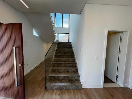 Arrenda-se moradia T5 (5 suites) com piscina - TRIUNFO