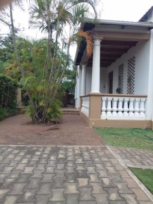 Vende-se moradia num terreno com 1.280 de area - POLANA