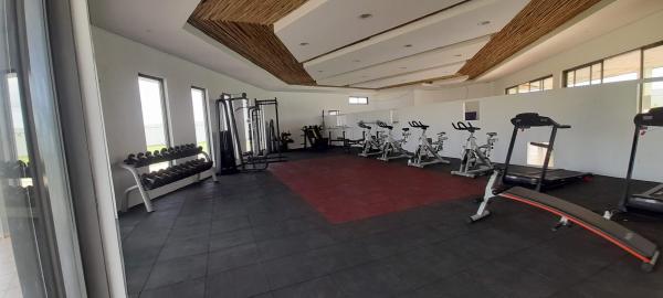 Arrenda-se flat T3 suite com piscina, ginasio e campo misto - 30s DA PRAIA