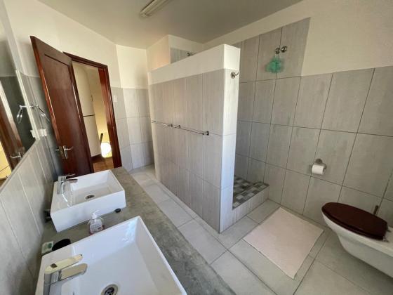 Vende-se moradia T4 com piscina e anexo - POLANA