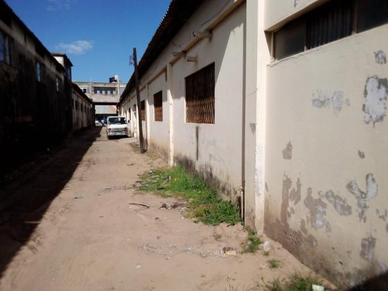 Vende-se armazem com 1.155m² de area e escritorios - AV. ANGOLA